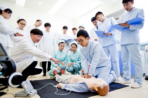  初中生為什么不能直接報臨床醫(yī)學(xué)和口腔醫(yī)學(xué)呢？